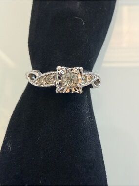 Vintage-Inspired Silver Crystal Ring - Clear